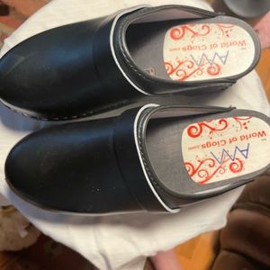 Size 39 black leather clogs
